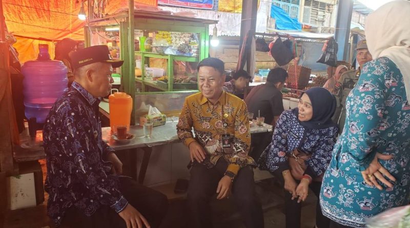Wakil Wali Kota Sungai Penuh, Azhar Hamzah, turun langsung memantau proses penertiban kawasan Pasar Tanjung Bajure pada Rabu (25/3/2026). Didampingi Sekretaris Daerah Alpian dan dinas terkait, penataan ini difokuskan untuk mengembalikan fungsi jalan publik. (Foto: Diskominfosta Sungai Penuh)
