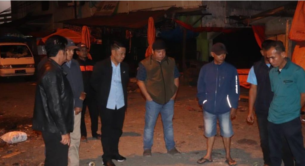 Sekretaris Daerah (Sekda) Kota Sungai Penuh, Alpian, meninjau langsung kegiatan penataan dan pembersihan di kawasan Pasar Tanjung Bajure pada Rabu (25/3/2026). (Foto: Diskominfosta Sungai Penuh)
