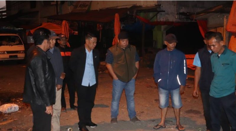 Sekretaris Daerah (Sekda) Kota Sungai Penuh, Alpian, meninjau langsung kegiatan penataan dan pembersihan di kawasan Pasar Tanjung Bajure pada Rabu (25/3/2026). (Foto: Diskominfosta Sungai Penuh)