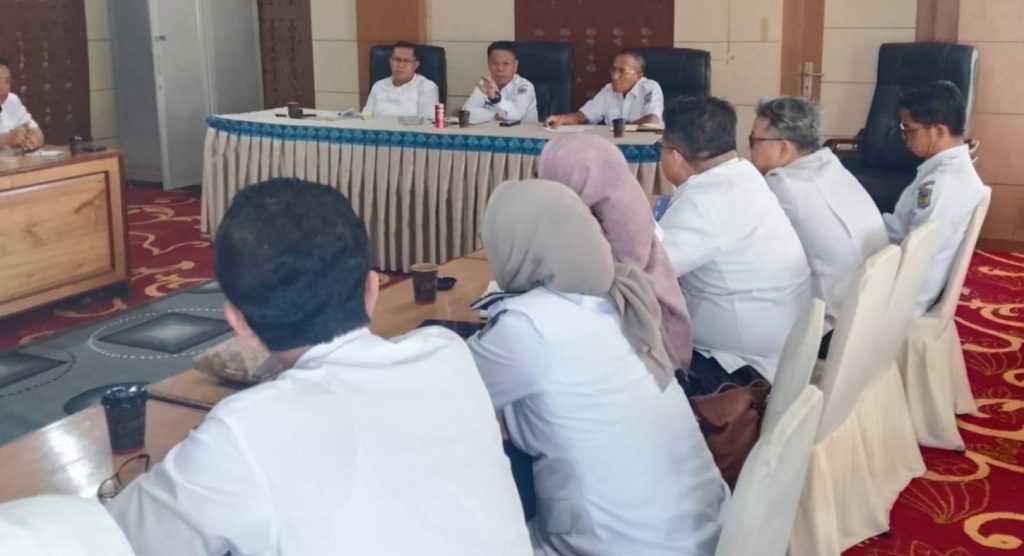 Pemerintah Kota Sungai Penuh mempertegas komitmennya dalam menciptakan ketertiban di pusat ekonomi kerakyatan. Sekretaris Daerah (Sekda) Kota Sungai Penuh, Alpian, SE., MM., memimpin rapat koordinasi strategis mengenai penertiban dan ketentraman pasar pada Rabu (25/4/2026). (Foto: Diskominfosta Sungai Penuh)