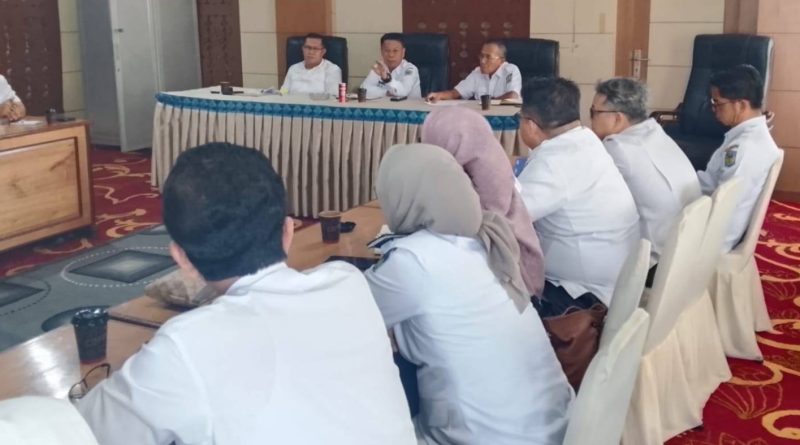 Pemerintah Kota Sungai Penuh mempertegas komitmennya dalam menciptakan ketertiban di pusat ekonomi kerakyatan. Sekretaris Daerah (Sekda) Kota Sungai Penuh, Alpian, SE., MM., memimpin rapat koordinasi strategis mengenai penertiban dan ketentraman pasar pada Rabu (25/4/2026). (Foto: Diskominfosta Sungai Penuh)