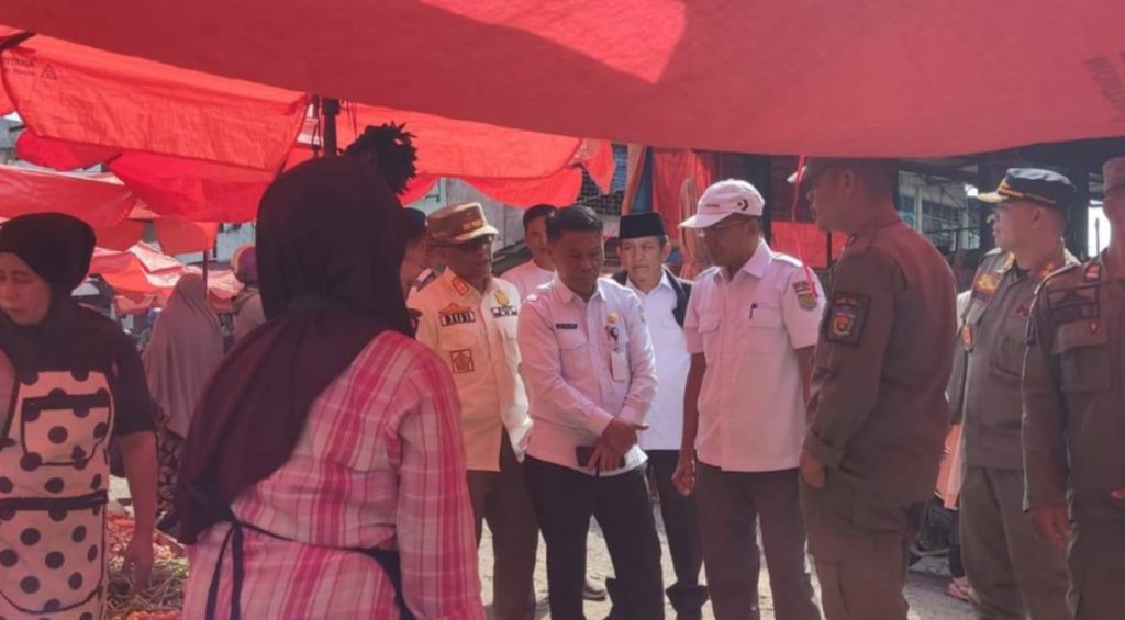 Sekretaris Daerah (Sekda) Kota Sungai Penuh, Alpian, SE., MM., turun langsung memantau kondisi pusat perbelanjaan pada hari pertama kerja setelah libur Idulfitri. Peninjauan ini dilakukan pada Rabu (25/4/2026) guna memastikan roda ekonomi masyarakat kembali berputar normal. (Foto: Diskominfosta Sungai Penuh)