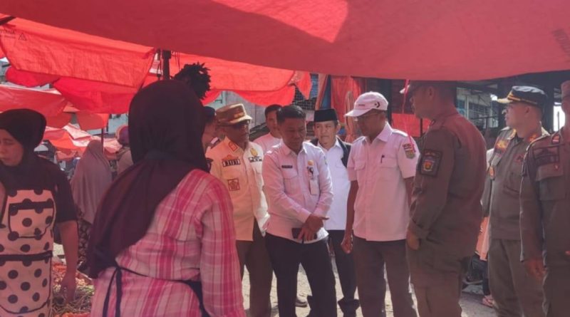 Sekretaris Daerah (Sekda) Kota Sungai Penuh, Alpian, SE., MM., turun langsung memantau kondisi pusat perbelanjaan pada hari pertama kerja setelah libur Idulfitri. Peninjauan ini dilakukan pada Rabu (25/4/2026) guna memastikan roda ekonomi masyarakat kembali berputar normal. (Foto: Diskominfosta Sungai Penuh)