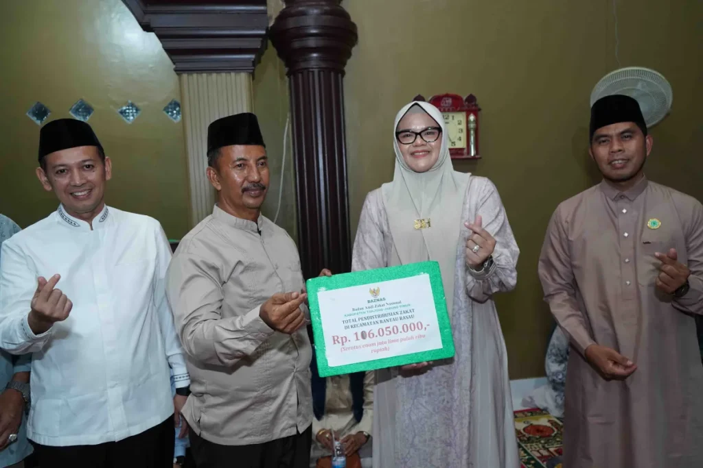 Bupati Dillah Hikmah Sari dan Wakil Bupati Tanjung Jabung Timur Muslimin Tanja saat distribusikan zakat di Kecamatan Rantau Rasau dalam agenda Safari Ramadhan ke-5 di Masjid Mujahidin SK 23, Desa Rantau Jaya, Kecamatan Rantau Rasau (27/02/2026). (Foto: Dokumentasi Tanjab Timur)
