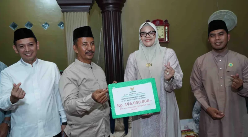 Bupati Dillah Hikmah Sari dan Wakil Bupati Tanjung Jabung Timur Muslimin Tanja saat distribusikan zakat di Kecamatan Rantau Rasau dalam agenda Safari Ramadhan ke-5 di Masjid Mujahidin SK 23, Desa Rantau Jaya, Kecamatan Rantau Rasau (27/02/2026). (Foto: Dokumentasi Tanjab Timur)