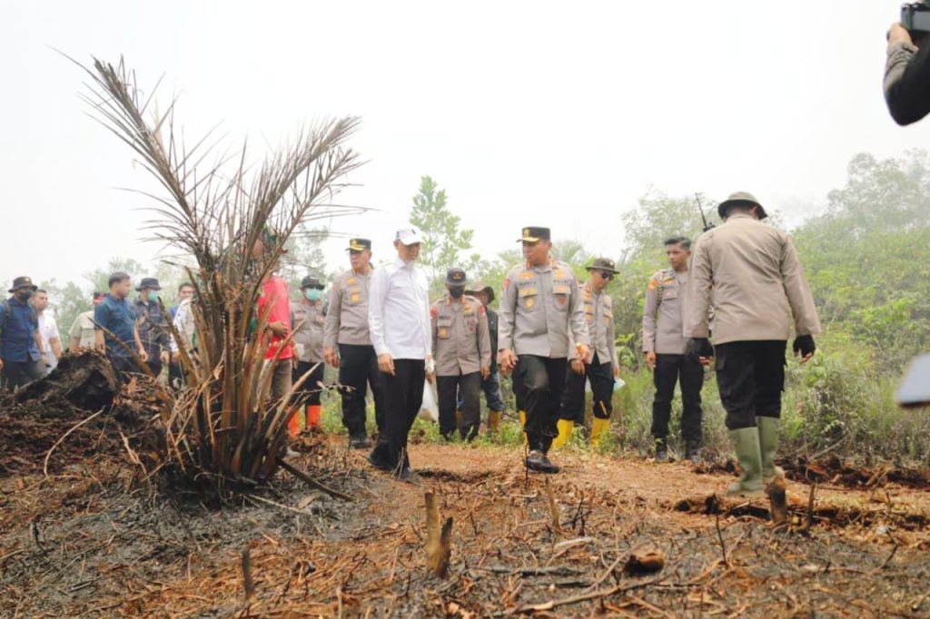 Kapolda Riau menunjukkan komitmen serius dalam menangani kebakaran hutan dan lahan (karhutla) di wilayah Kota Dumai. Ia turun langsung ke lokasi terdampak untuk memastikan proses pemadaman dan pendinginan berjalan optimal, Kamis (26/3/2026). (Foto: Humas Polda Riau)