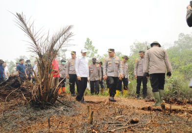 Kapolda Riau menunjukkan komitmen serius dalam menangani kebakaran hutan dan lahan (karhutla) di wilayah Kota Dumai. Ia turun langsung ke lokasi terdampak untuk memastikan proses pemadaman dan pendinginan berjalan optimal, Kamis (26/3/2026). (Foto: Humas Polda Riau)
