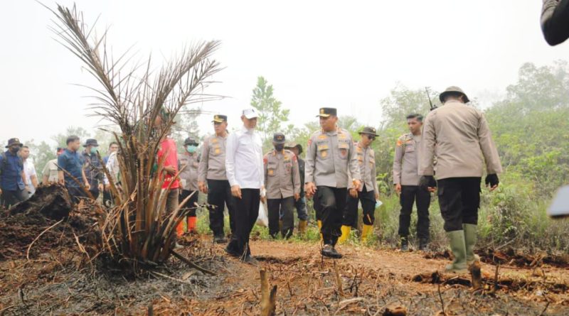 Kapolda Riau menunjukkan komitmen serius dalam menangani kebakaran hutan dan lahan (karhutla) di wilayah Kota Dumai. Ia turun langsung ke lokasi terdampak untuk memastikan proses pemadaman dan pendinginan berjalan optimal, Kamis (26/3/2026). (Foto: Humas Polda Riau)