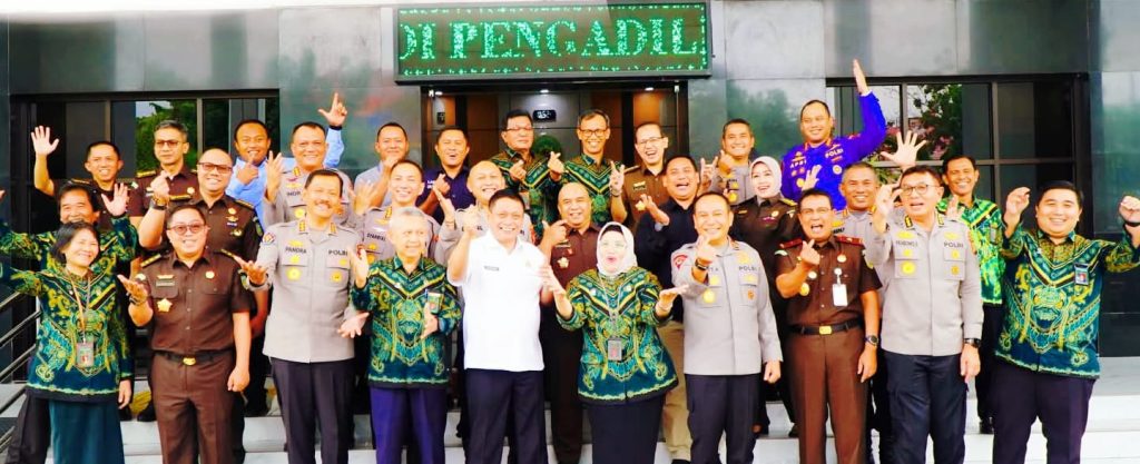Kapolda Riau bersama jajaran Pejabat Utama (PJU) menghadiri kegiatan silaturahmi dan halal bihalal di Pengadilan Tinggi Riau pada Kamis (26/3/2026). (Foto: Humas Polda Riau)