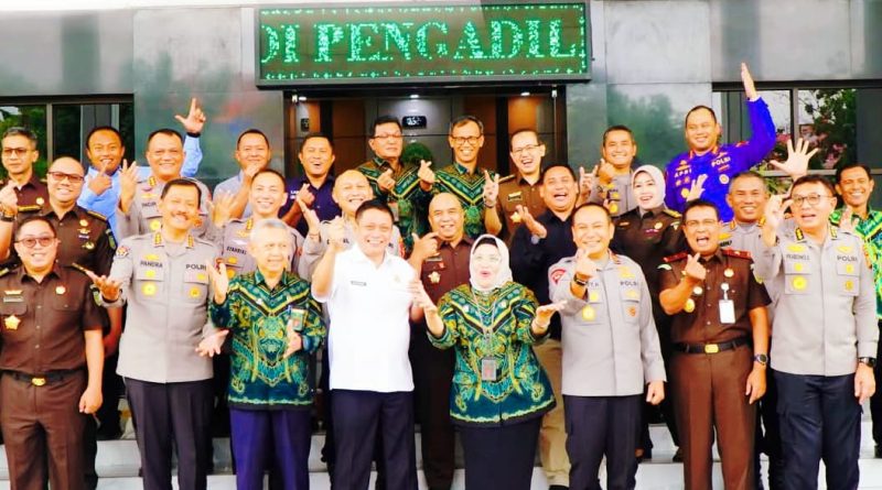 Kapolda Riau bersama jajaran Pejabat Utama (PJU) menghadiri kegiatan silaturahmi dan halal bihalal di Pengadilan Tinggi Riau pada Kamis (26/3/2026). (Foto: Humas Polda Riau)