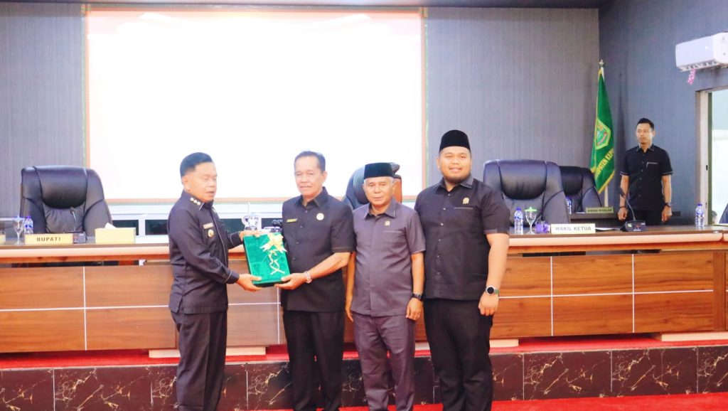 Bupati Kepulauan Meranti, AKBP (Purn) H. Asmar, secara resmi menyampaikan Laporan Keterangan Pertanggungjawaban (LKPJ) Kepala Daerah Tahun Anggaran 2025. Agenda ini dipaparkan dalam rapat paripurna DPRD Kabupaten Kepulauan Meranti yang berlangsung pada Kamis (26/3/2026). (Foto: Humas Bupati Kepulauan Meranti)