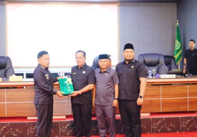 Bupati Kepulauan Meranti, AKBP (Purn) H. Asmar, secara resmi menyampaikan Laporan Keterangan Pertanggungjawaban (LKPJ) Kepala Daerah Tahun Anggaran 2025. Agenda ini dipaparkan dalam rapat paripurna DPRD Kabupaten Kepulauan Meranti yang berlangsung pada Kamis (26/3/2026). (Foto: Humas Bupati Kepulauan Meranti)