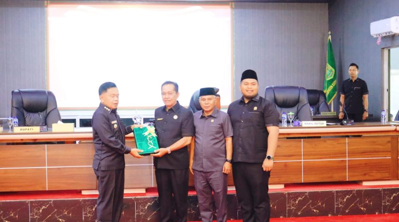 Bupati Kepulauan Meranti, AKBP (Purn) H. Asmar, secara resmi menyampaikan Laporan Keterangan Pertanggungjawaban (LKPJ) Kepala Daerah Tahun Anggaran 2025. Agenda ini dipaparkan dalam rapat paripurna DPRD Kabupaten Kepulauan Meranti yang berlangsung pada Kamis (26/3/2026). (Foto: Humas Bupati Kepulauan Meranti)