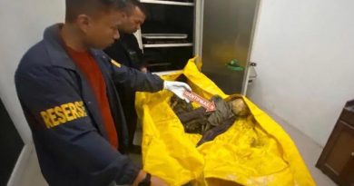 Kepolisian Resor (Polres) Tanjung Jabung Timur tengah bekerja keras mengungkap identitas sesosok jenazah yang ditemukan tinggal kerangka. Tulang belulang yang dijuluki Mr. X ini ditemukan di pesisir pantai Desa Sungai Sayang, Kecamatan Sadu, Kabupaten Tanjung Jabung Timur, Jambi, Rabu (25/3/2026)