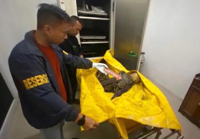 Kepolisian Resor (Polres) Tanjung Jabung Timur tengah bekerja keras mengungkap identitas sesosok jenazah yang ditemukan tinggal kerangka. Tulang belulang yang dijuluki Mr. X ini ditemukan di pesisir pantai Desa Sungai Sayang, Kecamatan Sadu, Kabupaten Tanjung Jabung Timur, Jambi, Rabu (25/3/2026)