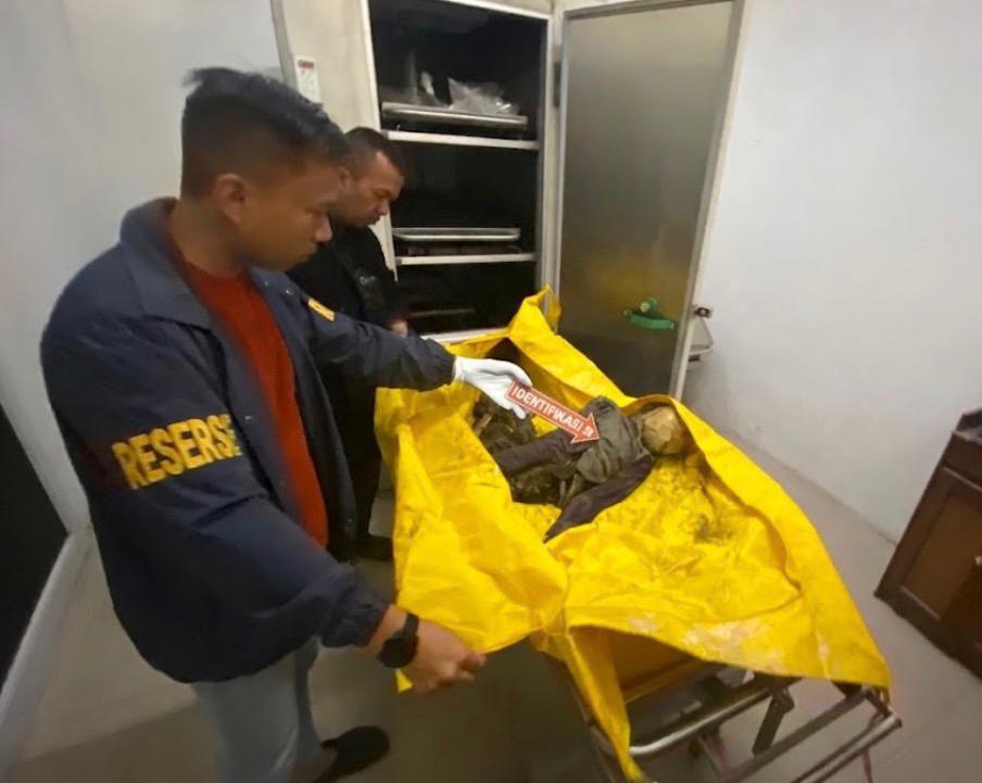 Kepolisian Resor (Polres) Tanjung Jabung Timur tengah bekerja keras mengungkap identitas sesosok jenazah yang ditemukan tinggal kerangka. Tulang belulang yang dijuluki Mr. X ini ditemukan di pesisir pantai Desa Sungai Sayang, Kecamatan Sadu, Kabupaten Tanjung Jabung Timur, Jambi, Rabu (25/3/2026)