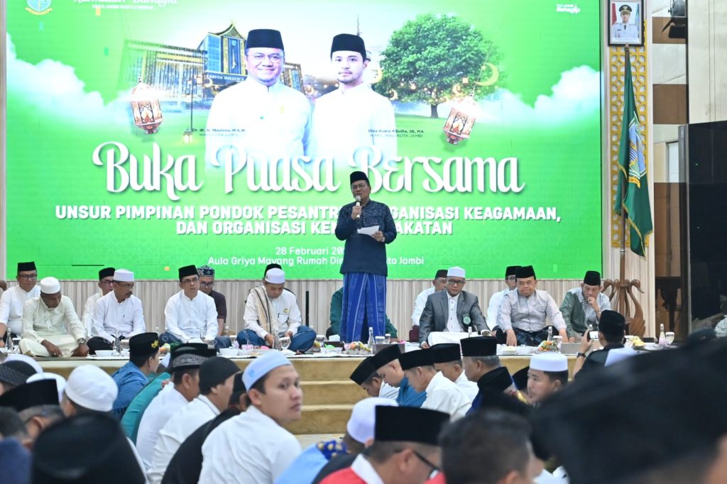 Wali Kota Jambi Dr. dr. H. Maulana, MKM saat memberikan sambutan dalam acara buka puasa bersama pengurus organisasi kemasyarakatan (ormas) se-Kota Jambi. Kegiatan ini merupakan langkah strategis untuk memperkuat kolaborasi dalam membangun daerah yang lebih maju dan kondusif, Sabtu (28/2/2026). (Foto: Pemkot Jambi)