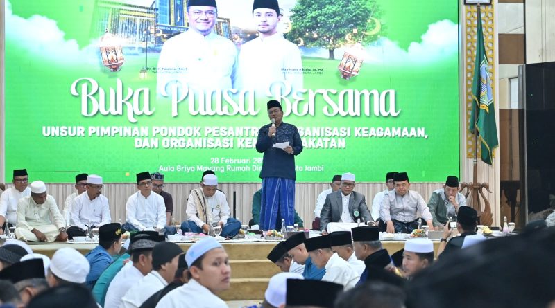 Wali Kota Jambi Dr. dr. H. Maulana, MKM saat memberikan sambutan dalam acara buka puasa bersama pengurus organisasi kemasyarakatan (ormas) se-Kota Jambi. Kegiatan ini merupakan langkah strategis untuk memperkuat kolaborasi dalam membangun daerah yang lebih maju dan kondusif, Sabtu (28/2/2026). (Foto: Pemkot Jambi)
