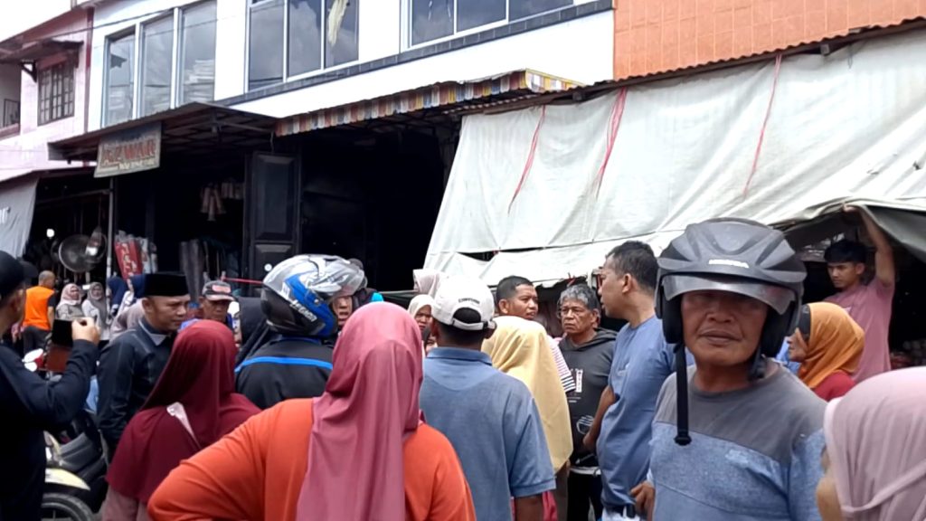 Polemik relokasi pedagang Pasar Tanjung Bajure oleh Pemerintah Kota Sungai Penuh kian memanas. Sejumlah pedagang yang dipindahkan dari bahu jalan ke dalam bangunan pasar menyatakan ketidakpuasan mendalam atas kebijakan tersebut, Jumat (27/3/2026). (Foto: IST)
