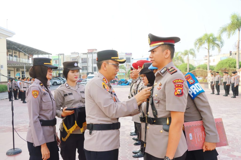 Tongkat estafet kepemimpinan Satuan Lalu Lintas (Satlantas) Polres Dumai resmi berpindah tangan. IPTU Erwan Maconda, S.Trk., S.I.K., M.H., kini sah menjabat sebagai Kasat Lantas Polres Dumai setelah menjalani prosesi serah terima jabatan (sertijab), Kamis (26/3/2026). (Foto: Humas Dirlantas Polda Riau)