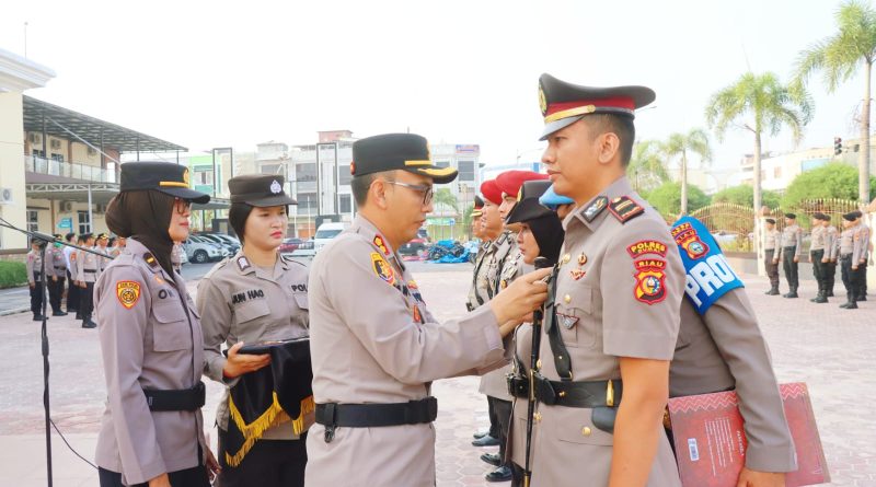 Tongkat estafet kepemimpinan Satuan Lalu Lintas (Satlantas) Polres Dumai resmi berpindah tangan. IPTU Erwan Maconda, S.Trk., S.I.K., M.H., kini sah menjabat sebagai Kasat Lantas Polres Dumai setelah menjalani prosesi serah terima jabatan (sertijab), Kamis (26/3/2026). (Foto: Humas Dirlantas Polda Riau)