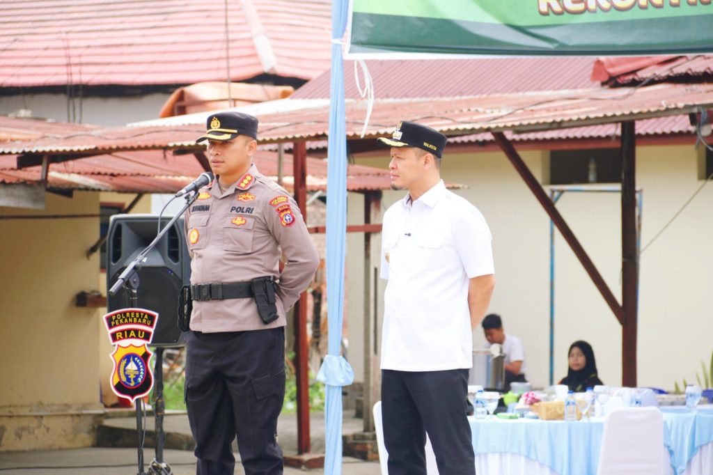 Polresta Pekanbaru menggelar Apel Gotong Royong sebagai langkah awal rekonstruksi Asrama Polisi (Aspol) Pintu Angin yang terdampak musibah kebakaran. Kegiatan ini dilaksanakan di lokasi kejadian, Jalan Sultan Syarif Qasim, Kecamatan Limapuluh, Kota Pekanbaru, Jumat pagi (27/3/2026). (Foto: Humas Polresta Pekanbaru)