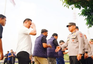 Kapolda Riau memimpin apel pagi sekaligus halal bihalal bersama seluruh jajaran personel di Mapolda Riau. Kegiatan yang berlangsung pada Kamis (26/3/2026) ini dilakukan dalam suasana hangat dan penuh kekeluargaan pasca-perayaan Idulfitri 1447 H. (Foto: Humas Polda Riau)