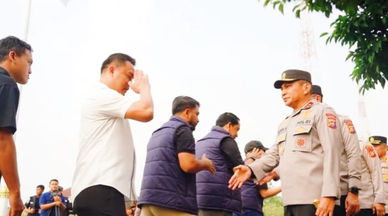 Kapolda Riau memimpin apel pagi sekaligus halal bihalal bersama seluruh jajaran personel di Mapolda Riau. Kegiatan yang berlangsung pada Kamis (26/3/2026) ini dilakukan dalam suasana hangat dan penuh kekeluargaan pasca-perayaan Idulfitri 1447 H. (Foto: Humas Polda Riau)