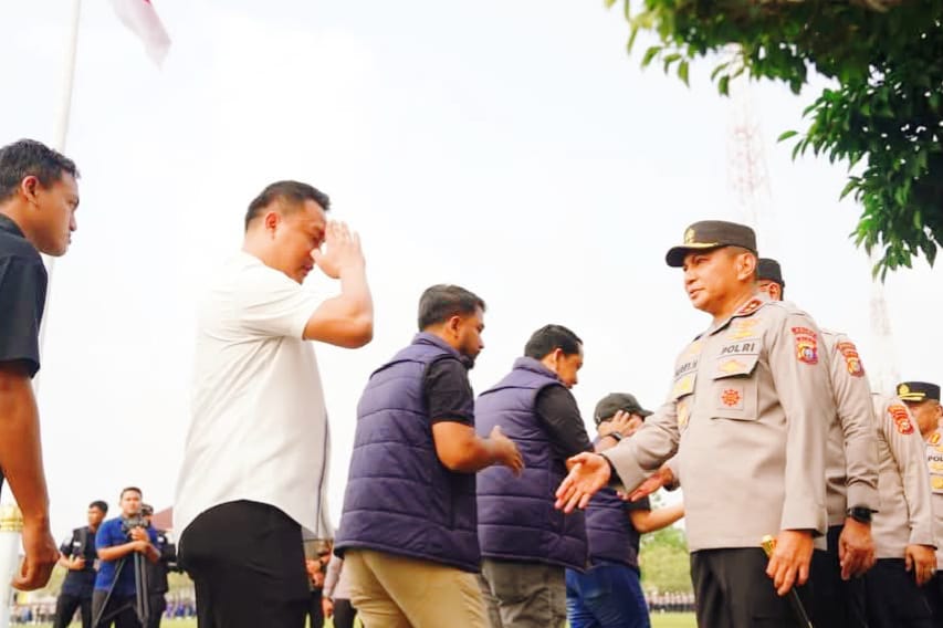 Kapolda Riau memimpin apel pagi sekaligus halal bihalal bersama seluruh jajaran personel di Mapolda Riau. Kegiatan yang berlangsung pada Kamis (26/3/2026) ini dilakukan dalam suasana hangat dan penuh kekeluargaan pasca-perayaan Idulfitri 1447 H. (Foto: Humas Polda Riau)