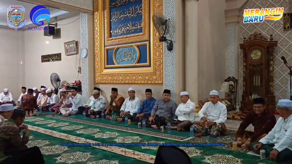 Gubernur Jambi Al Haris dan Bupati Merangin H.M. Syukur bersilaturahmi dengan jemaah Masjid Al Mukmin, Pamenang, Sabtu (28/2/2026). (Foto: Pemkab Merangin)