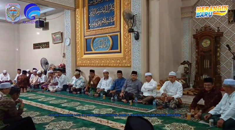 Gubernur Jambi Al Haris dan Bupati Merangin H.M. Syukur bersilaturahmi dengan jemaah Masjid Al Mukmin, Pamenang, Sabtu (28/2/2026). (Foto: Pemkab Merangin)