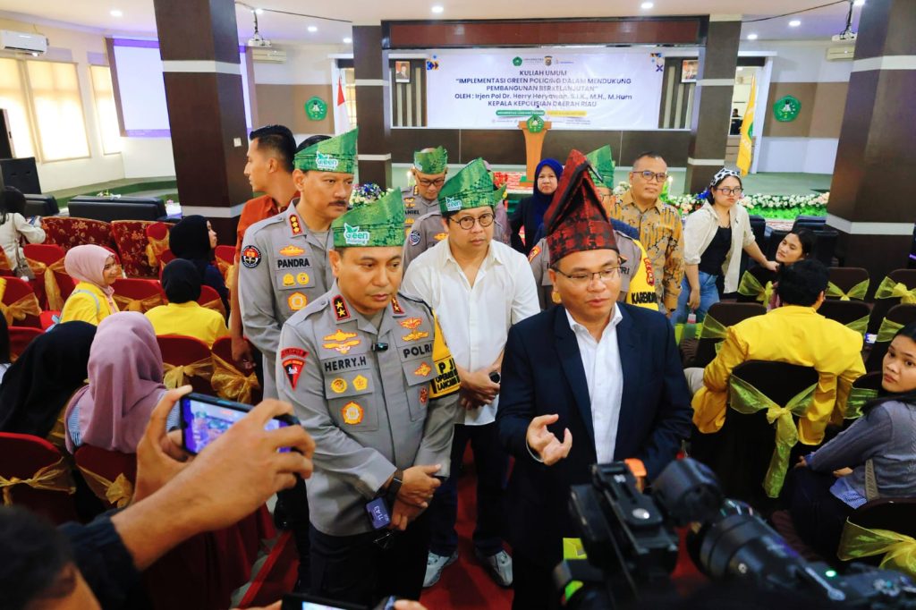 Krisis kebakaran hutan dan lahan (karhutla) di Provinsi Riau kembali memasuki fase mengkhawatirkan pada awal tahun 2026. Berdasarkan data terbaru hingga Sabtu (28/3/2026), luas lahan yang hangus terbakar telah mencapai 2.713 hektare dengan eskalasi yang sulit dibendung. Lonjakan titik panas atau hotspot tercatat meningkat drastis hingga 161 persen dalam lima minggu terakhir. Wilayah Bengkalis dan Pelalawan menjadi titik paling kritis, menyumbang hampir setengah dari total titik panas yang terdeteksi di seluruh Pulau Sumatra. Situasi ini mempertegas bahwa karhutla di Riau bukan sekadar bencana musiman, melainkan krisis sistemik yang terus berulang. Persoalan klasik seperti denda korporasi senilai Rp500 miliar yang belum tertagih menjadi bukti lemahnya penegakan hukum di masa lalu. Kapolda Riau, Irjen Pol. Herry Heryawan, menegaskan bahwa pola penanganan lama yang hanya fokus pada pemadaman tidak lagi efektif. Menurutnya, kepolisian harus berani mengambil langkah ekstrem untuk memutus rantai kejahatan lingkungan ini hingga ke akarnya. "Karhutla ini bukan sekadar bencana alam, tapi kejahatan terhadap lingkungan. Kita tidak bisa lagi hanya memadamkan api, kita harus memutus sumbernya," tegas sosok yang akrab disapa Herimen tersebut pada Jumat (27/3/2026). Sebagai solusi jangka panjang, Polda Riau kini mengusung pendekatan baru yang disebut Green Policing. Strategi ini mengintegrasikan penegakan hukum tegas dengan upaya perlindungan lingkungan yang berkelanjutan serta melibatkan kolaborasi lintas sektor. Program Green Policing tidak hanya menyasar pelaku pembakaran di lapangan, tetapi juga membidik aktor intelektual dan korporasi di balik layar. Langkah ini pun mendapat apresiasi langsung dari Kapolri Jenderal Listyo Sigit Prabowo sebagai inovasi visioner. "Green policing adalah pendekatan kami untuk memastikan keamanan berjalan seiring dengan kelestarian lingkungan. Ini bukan hanya soal hukum, tapi membangun kesadaran kolektif," ujar Herimen menjelaskan visi program tersebut. Selain penegakan hukum ekologis, program ini mencakup edukasi masif kepada masyarakat dan pemanfaatan teknologi e-policing untuk memantau titik api. Sinergi antara pemerintah, akademisi, hingga tokoh adat menjadi pilar utama dalam konsep kolaborasi Pentahelix ini. Tantangan besar kini berada pada waktu dan kepercayaan publik, mengingat sentimen negatif di media sosial masih tergolong tinggi. Namun, dengan transparansi dan aksi nyata melalui Green Policing, Riau diharapkan mampu memutus siklus kabut asap tahunan sebelum mencapai puncak kemarau di bulan Agustus. (Foto: Humas Polda Riau)