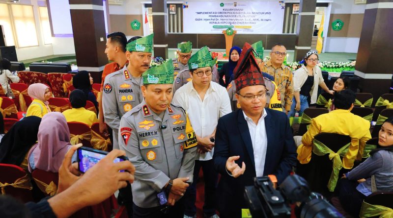 Krisis kebakaran hutan dan lahan (karhutla) di Provinsi Riau kembali memasuki fase mengkhawatirkan pada awal tahun 2026. Berdasarkan data terbaru hingga Sabtu (28/3/2026), luas lahan yang hangus terbakar telah mencapai 2.713 hektare dengan eskalasi yang sulit dibendung. Lonjakan titik panas atau hotspot tercatat meningkat drastis hingga 161 persen dalam lima minggu terakhir. Wilayah Bengkalis dan Pelalawan menjadi titik paling kritis, menyumbang hampir setengah dari total titik panas yang terdeteksi di seluruh Pulau Sumatra. Situasi ini mempertegas bahwa karhutla di Riau bukan sekadar bencana musiman, melainkan krisis sistemik yang terus berulang. Persoalan klasik seperti denda korporasi senilai Rp500 miliar yang belum tertagih menjadi bukti lemahnya penegakan hukum di masa lalu. Kapolda Riau, Irjen Pol. Herry Heryawan, menegaskan bahwa pola penanganan lama yang hanya fokus pada pemadaman tidak lagi efektif. Menurutnya, kepolisian harus berani mengambil langkah ekstrem untuk memutus rantai kejahatan lingkungan ini hingga ke akarnya. "Karhutla ini bukan sekadar bencana alam, tapi kejahatan terhadap lingkungan. Kita tidak bisa lagi hanya memadamkan api, kita harus memutus sumbernya," tegas sosok yang akrab disapa Herimen tersebut pada Jumat (27/3/2026). Sebagai solusi jangka panjang, Polda Riau kini mengusung pendekatan baru yang disebut Green Policing. Strategi ini mengintegrasikan penegakan hukum tegas dengan upaya perlindungan lingkungan yang berkelanjutan serta melibatkan kolaborasi lintas sektor. Program Green Policing tidak hanya menyasar pelaku pembakaran di lapangan, tetapi juga membidik aktor intelektual dan korporasi di balik layar. Langkah ini pun mendapat apresiasi langsung dari Kapolri Jenderal Listyo Sigit Prabowo sebagai inovasi visioner. "Green policing adalah pendekatan kami untuk memastikan keamanan berjalan seiring dengan kelestarian lingkungan. Ini bukan hanya soal hukum, tapi membangun kesadaran kolektif," ujar Herimen menjelaskan visi program tersebut. Selain penegakan hukum ekologis, program ini mencakup edukasi masif kepada masyarakat dan pemanfaatan teknologi e-policing untuk memantau titik api. Sinergi antara pemerintah, akademisi, hingga tokoh adat menjadi pilar utama dalam konsep kolaborasi Pentahelix ini. Tantangan besar kini berada pada waktu dan kepercayaan publik, mengingat sentimen negatif di media sosial masih tergolong tinggi. Namun, dengan transparansi dan aksi nyata melalui Green Policing, Riau diharapkan mampu memutus siklus kabut asap tahunan sebelum mencapai puncak kemarau di bulan Agustus. (Foto: Humas Polda Riau)