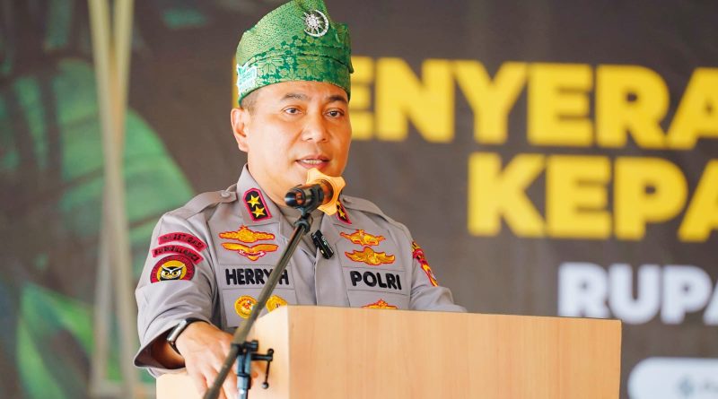 Kepala Kepolisian Daerah (Kapolda) Riau, Irjen Pol. Herry Heryawan, menyampaikan apresiasi mendalam kepada seluruh masyarakat Provinsi Riau. Ucapan terima kasih ini diberikan atas partisipasi aktif warga dalam menjaga keamanan selama arus mudik dan balik Idulfitri 1447 H, Sabtu (28/3/2026). (Foto: Humas Polda Riau)