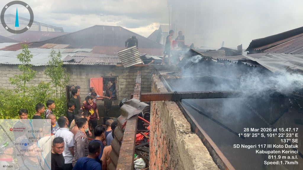 Kebakaran hebat menghanguskan tiga unit rumah semi permanen di Desa Koto Datuk, Kecamatan Air Hangat Barat, Kabupaten Kerinci. Peristiwa yang terjadi pada Sabtu (28/3/2026) sore ini mengakibatkan kerugian materiil yang ditaksir mencapai Rp350 juta. (Foto: IST)