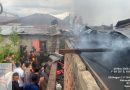 Kebakaran hebat menghanguskan tiga unit rumah semi permanen di Desa Koto Datuk, Kecamatan Air Hangat Barat, Kabupaten Kerinci. Peristiwa yang terjadi pada Sabtu (28/3/2026) sore ini mengakibatkan kerugian materiil yang ditaksir mencapai Rp350 juta. (Foto: IST)