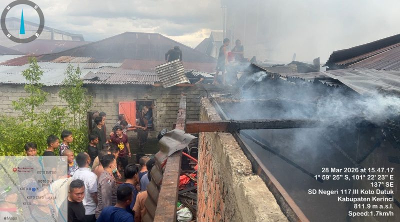 Kebakaran hebat menghanguskan tiga unit rumah semi permanen di Desa Koto Datuk, Kecamatan Air Hangat Barat, Kabupaten Kerinci. Peristiwa yang terjadi pada Sabtu (28/3/2026) sore ini mengakibatkan kerugian materiil yang ditaksir mencapai Rp350 juta. (Foto: IST)