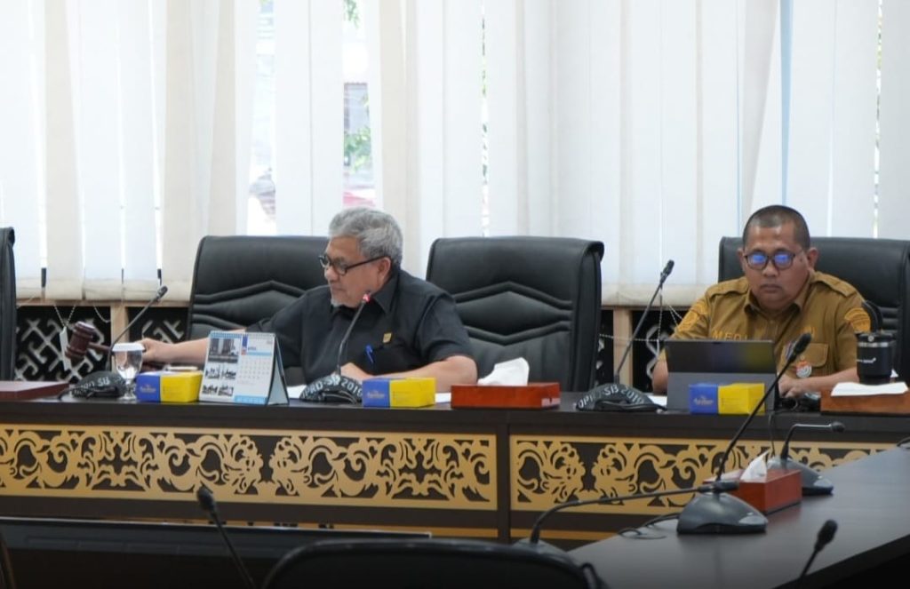 Ketua DPRD Sumbar, Muhidi memimpin Rapat Badan Musyawarah (Bamus) Masa Sidang Kedua Tahun 2026 di Ruang Khusus I Kantor DPRD Provinsi Sumbar, Senin (30/3/2026). (Foto: IST)