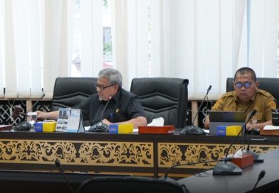Ketua DPRD Sumbar, Muhidi memimpin Rapat Badan Musyawarah (Bamus) Masa Sidang Kedua Tahun 2026 di Ruang Khusus I Kantor DPRD Provinsi Sumbar, Senin (30/3/2026). (Foto: IST)