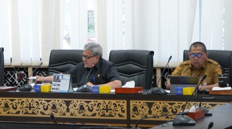 Ketua DPRD Sumbar, Muhidi memimpin Rapat Badan Musyawarah (Bamus) Masa Sidang Kedua Tahun 2026 di Ruang Khusus I Kantor DPRD Provinsi Sumbar, Senin (30/3/2026). (Foto: IST)