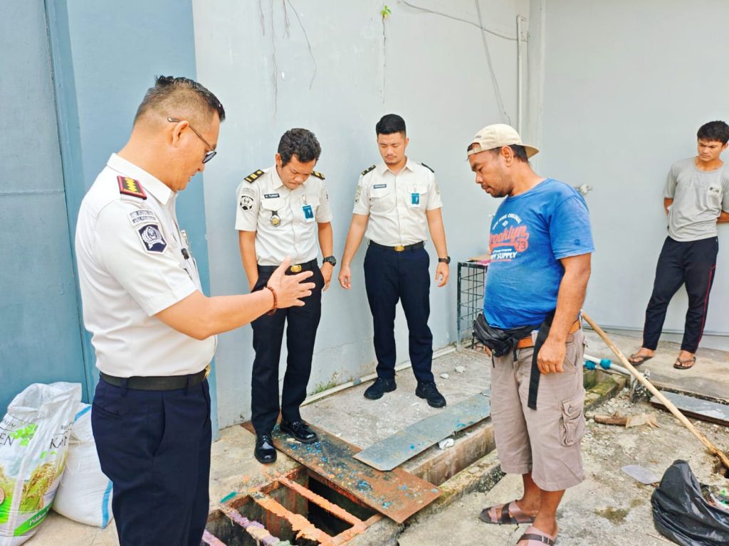 Lembaga Pemasyarakatan (Lapas) Kelas IIA Pekanbaru menunjukkan gerak cepat dalam menanggapi keluhan masyarakat. Fokus utama penanganan kali ini adalah aduan terkait bau tidak sedap yang diduga bersumber dari pengelolaan limbah septic tank di lingkungan Lapas, Senin (30/3/2026). (Foto: Humas Lapas llA Pekanbaru)