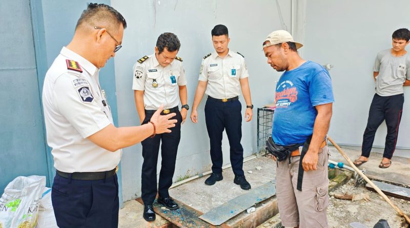 Lembaga Pemasyarakatan (Lapas) Kelas IIA Pekanbaru menunjukkan gerak cepat dalam menanggapi keluhan masyarakat. Fokus utama penanganan kali ini adalah aduan terkait bau tidak sedap yang diduga bersumber dari pengelolaan limbah septic tank di lingkungan Lapas, Senin (30/3/2026). (Foto: Humas Lapas llA Pekanbaru)
