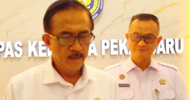 Kepala Kantor Wilayah Direktorat Jenderal Pemasyarakatan (Ditjenpas) Riau, Maizar, memberikan klarifikasi resmi terkait dugaan kebocoran limbah septic tank. Limbah yang menimbulkan bau tidak sedap ini berada di sekitar Lapas Kelas IIA Pekanbaru, Jalan Pemasyarakatan, Tengkerang Utara, Senin (30/3/2026). (Foto: Humas Lapas llA Pekanbaru)