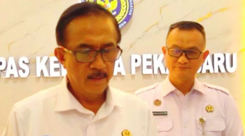 Kepala Kantor Wilayah Direktorat Jenderal Pemasyarakatan (Ditjenpas) Riau, Maizar, memberikan klarifikasi resmi terkait dugaan kebocoran limbah septic tank. Limbah yang menimbulkan bau tidak sedap ini berada di sekitar Lapas Kelas IIA Pekanbaru, Jalan Pemasyarakatan, Tengkerang Utara, Senin (30/3/2026). (Foto: Humas Lapas llA Pekanbaru)