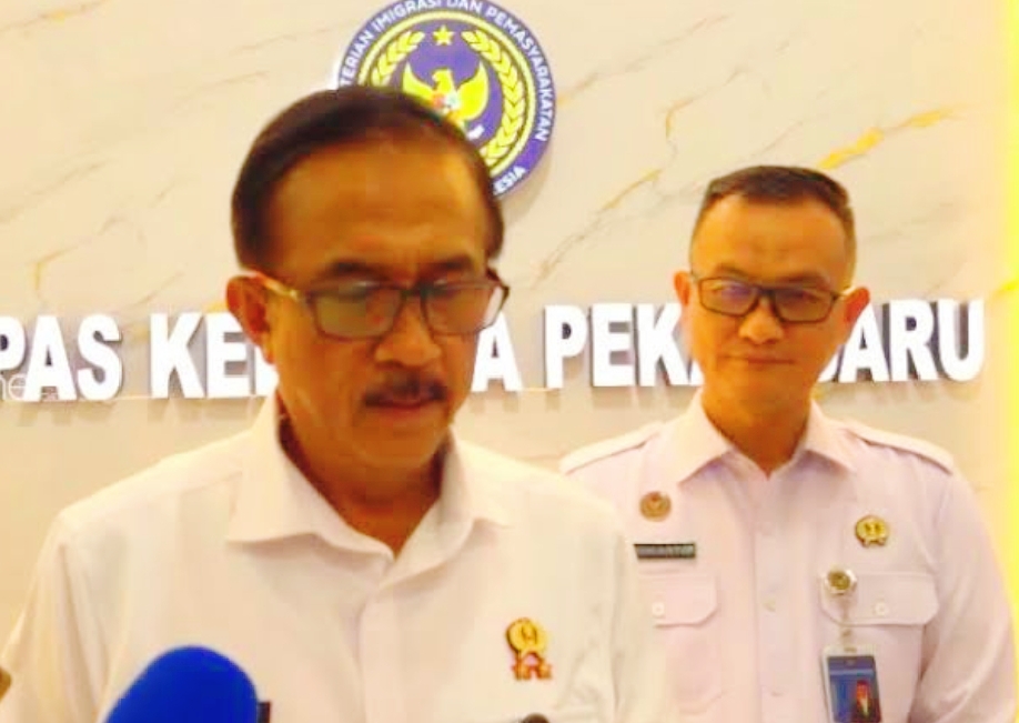 Kepala Kantor Wilayah Direktorat Jenderal Pemasyarakatan (Ditjenpas) Riau, Maizar, memberikan klarifikasi resmi terkait dugaan kebocoran limbah septic tank. Limbah yang menimbulkan bau tidak sedap ini berada di sekitar Lapas Kelas IIA Pekanbaru, Jalan Pemasyarakatan, Tengkerang Utara, Senin (30/3/2026). (Foto: Humas Lapas llA Pekanbaru)