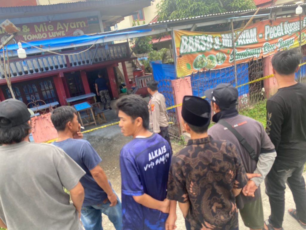 Warga Desa Seleman, Kecamatan Danau Kerinci, dikejutkan oleh penemuan sesosok mayat laki-laki, Senin (30/3/2026). Korban ditemukan sudah tidak bernyawa di dalam sebuah warung makan bernama "Bakso & Mie Ayam Tombo Luwe". (Foto: IST)