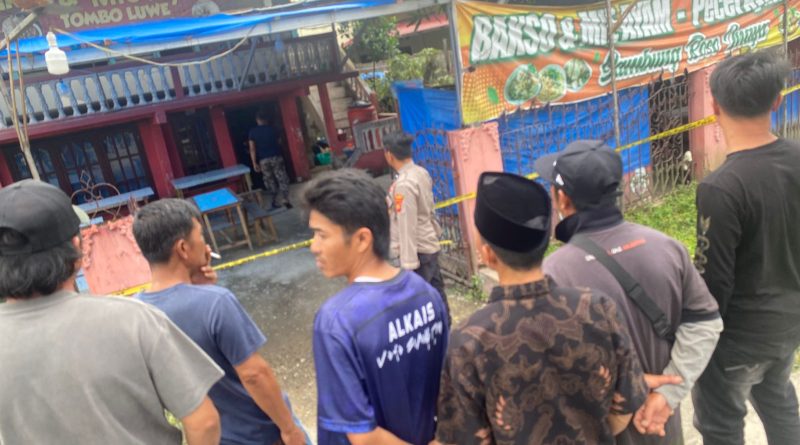 Warga Desa Seleman, Kecamatan Danau Kerinci, dikejutkan oleh penemuan sesosok mayat laki-laki, Senin (30/3/2026). Korban ditemukan sudah tidak bernyawa di dalam sebuah warung makan bernama "Bakso & Mie Ayam Tombo Luwe". (Foto: IST)