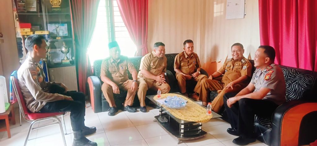 Kapolsek Teluk Meranti, Ipda Vicki Rizky, melaksanakan kunjungan dinas perdananya ke Kantor Camat Teluk Meranti, Kabupaten Pelalawan. Langkah ini diambil sebagai upaya mempererat hubungan kerja sekaligus membangun sinergitas lintas sektoral yang lebih kuat, Senin (30/3/2026). (Foto: Humas Polsek Teluk Meranti)