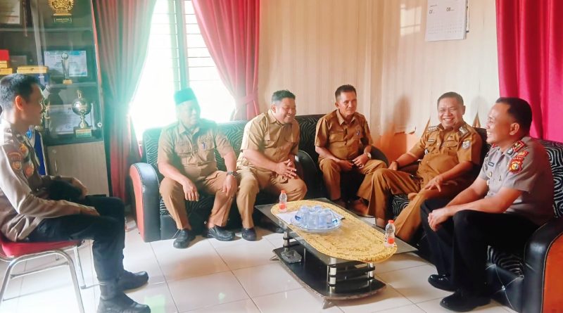 Kapolsek Teluk Meranti, Ipda Vicki Rizky, melaksanakan kunjungan dinas perdananya ke Kantor Camat Teluk Meranti, Kabupaten Pelalawan. Langkah ini diambil sebagai upaya mempererat hubungan kerja sekaligus membangun sinergitas lintas sektoral yang lebih kuat, Senin (30/3/2026). (Foto: Humas Polsek Teluk Meranti)