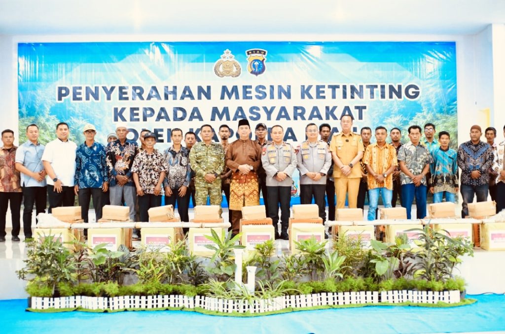 Kapolda Riau, Irjen Herry Heryawan, secara simbolis menyerahkan bantuan 20 unit mesin ketinting kepada para nelayan di Desa Bokor, Kecamatan Rangsang Barat. Langkah nyata ini dilakukan untuk mendorong produktivitas nelayan sekaligus memperkuat ketahanan ekonomi di wilayah Kepulauan Meranti, Selasa (31/3/2026). (Foto: Humas Polda Riau)